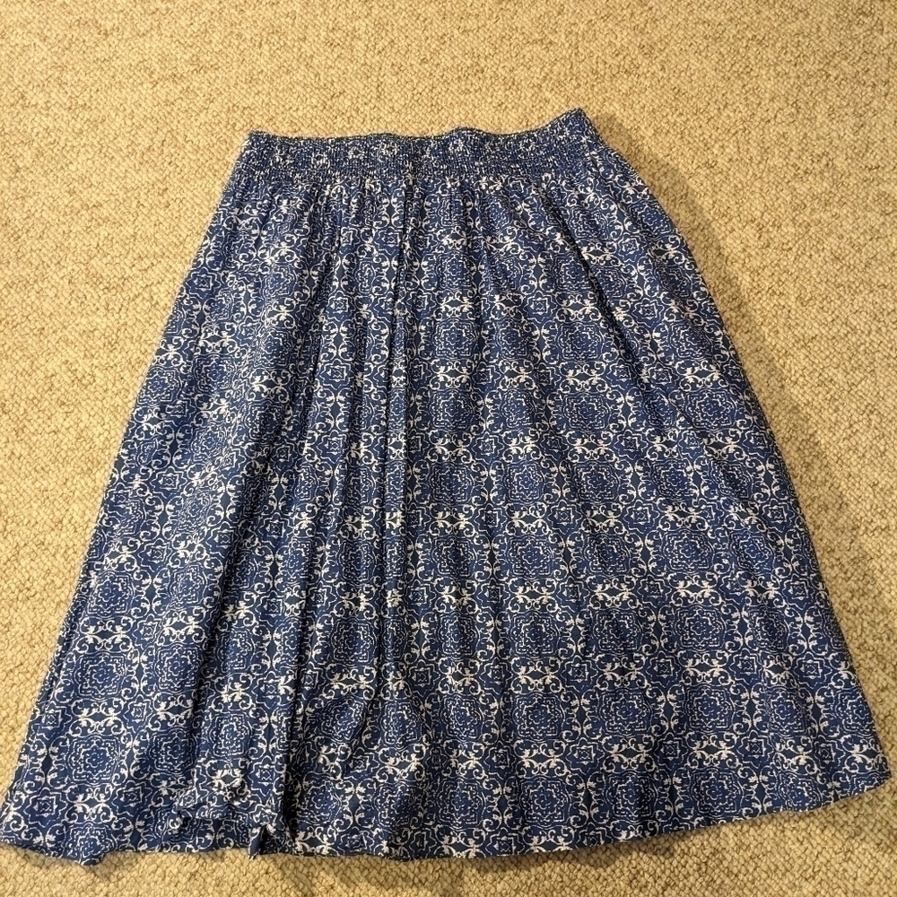 IZOD full skirt size L, blue with white